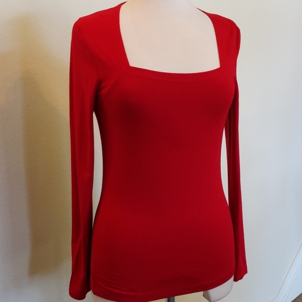 SQUARE NECK IS